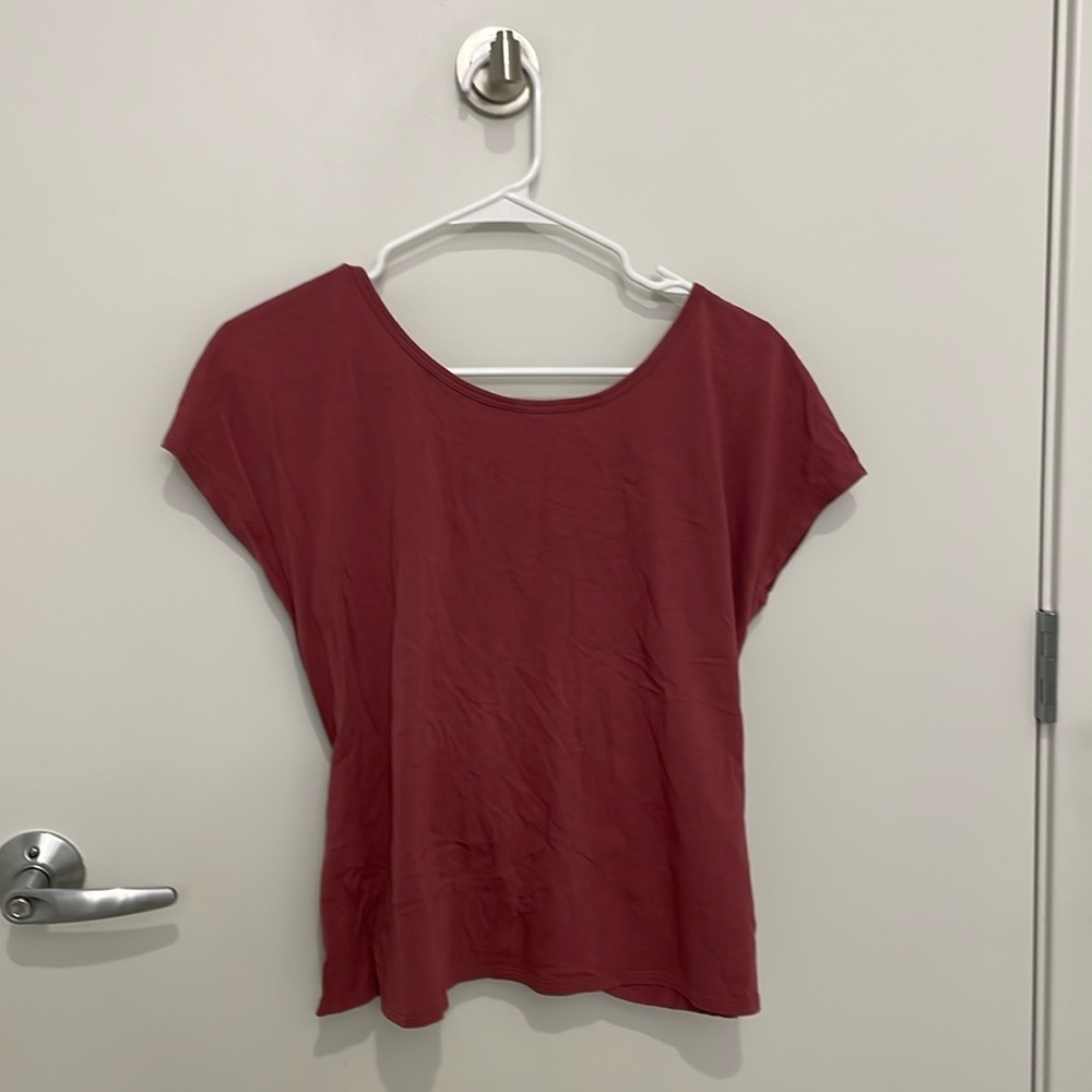 Lululemon open back tee, size 6, color mauve